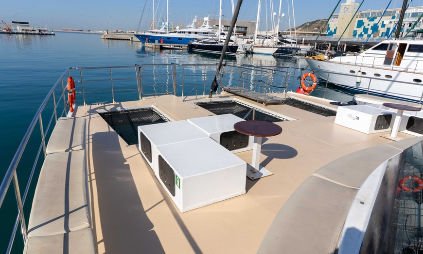 Image 4: Paseo de 1 hora en catamarán a vela por la costa de Barcelona