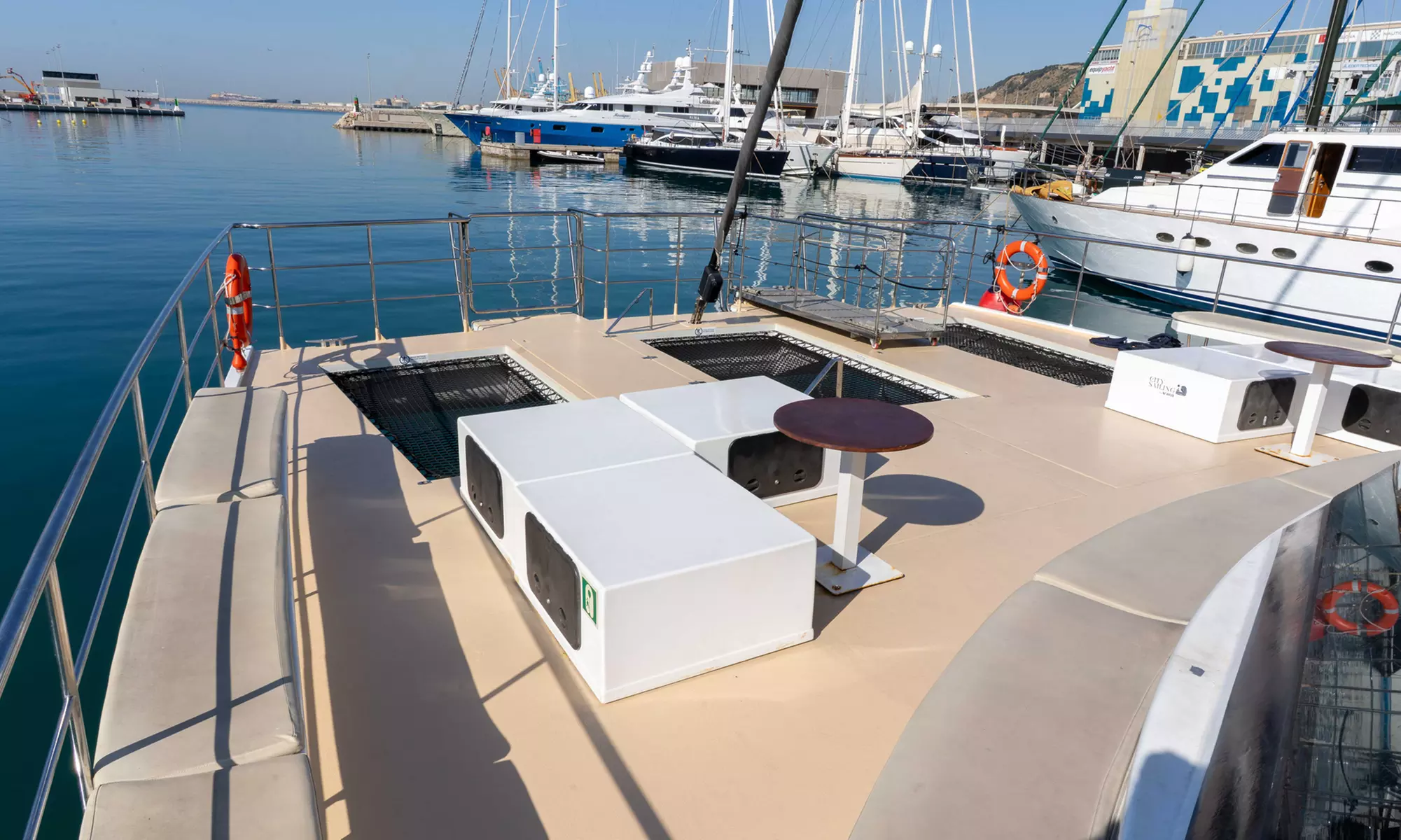 Paseo de 1 hora en catamarán a vela por la costa de Barcelona