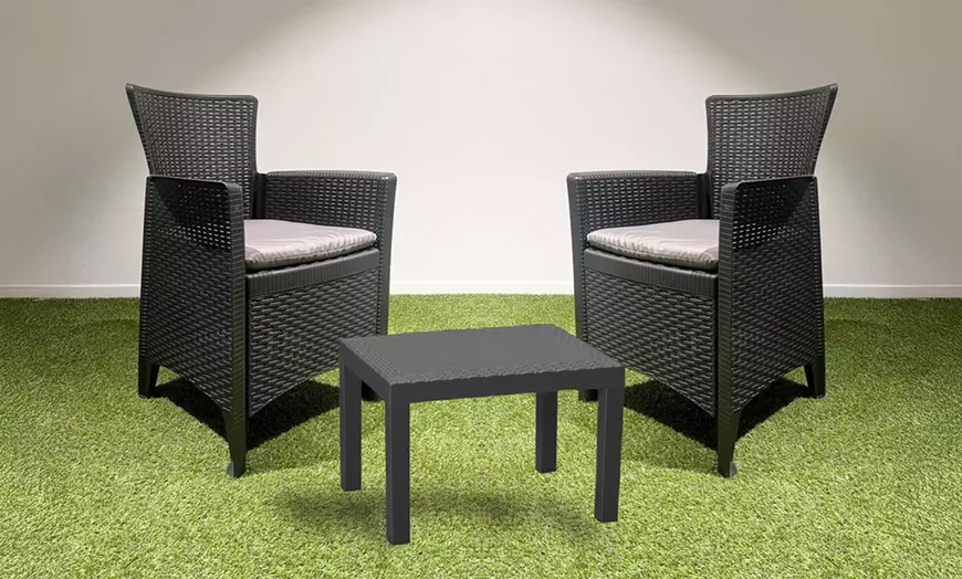 Image 1: Set tavolo e 2 poltrone con cuscini