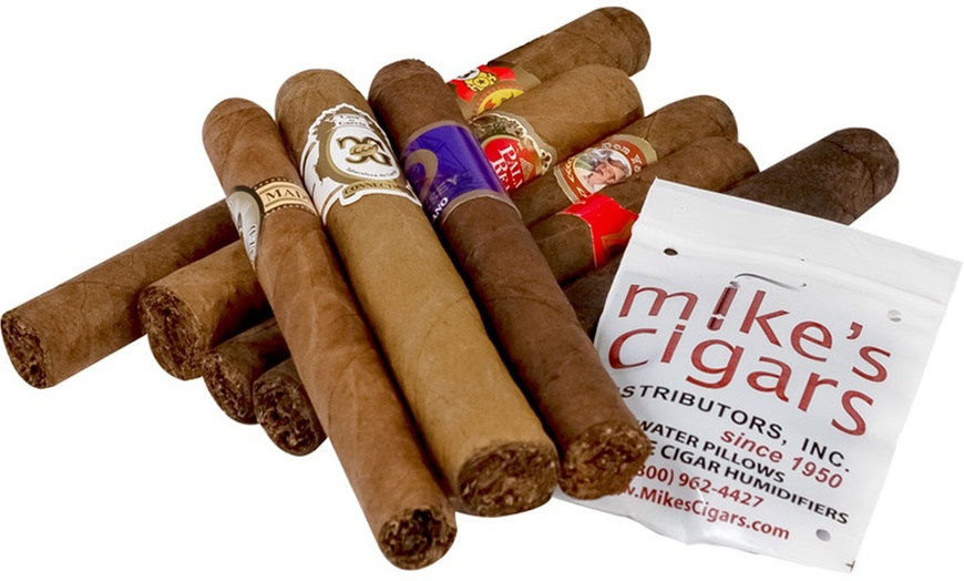 Image 3: Mike's Cigars Holiday Cigar and Accessory Bundle