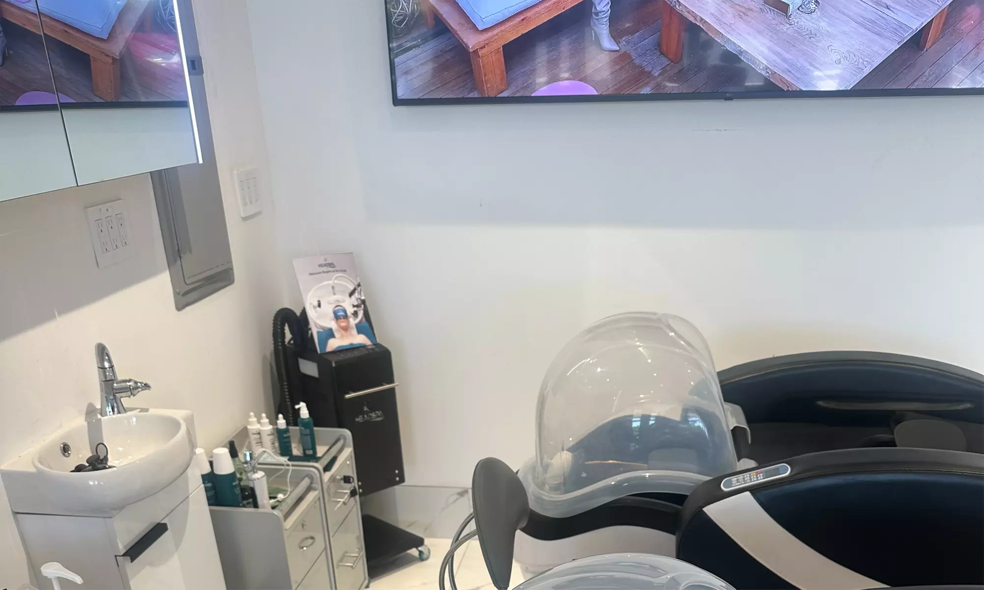 Accent-Highlights, Blow Dry, Styling, Men's or Women's Haircut- 30 Min