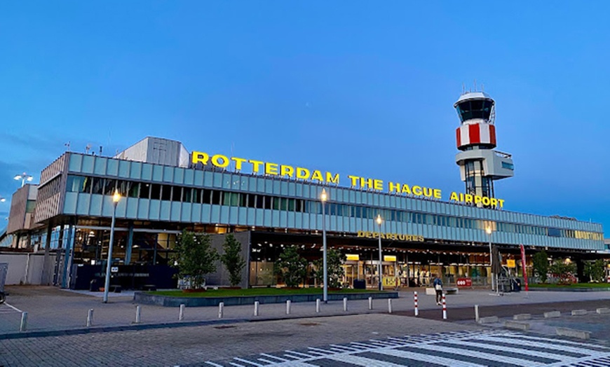 Image 1: Veilig en snel parkeren bij Rotterdam Airport