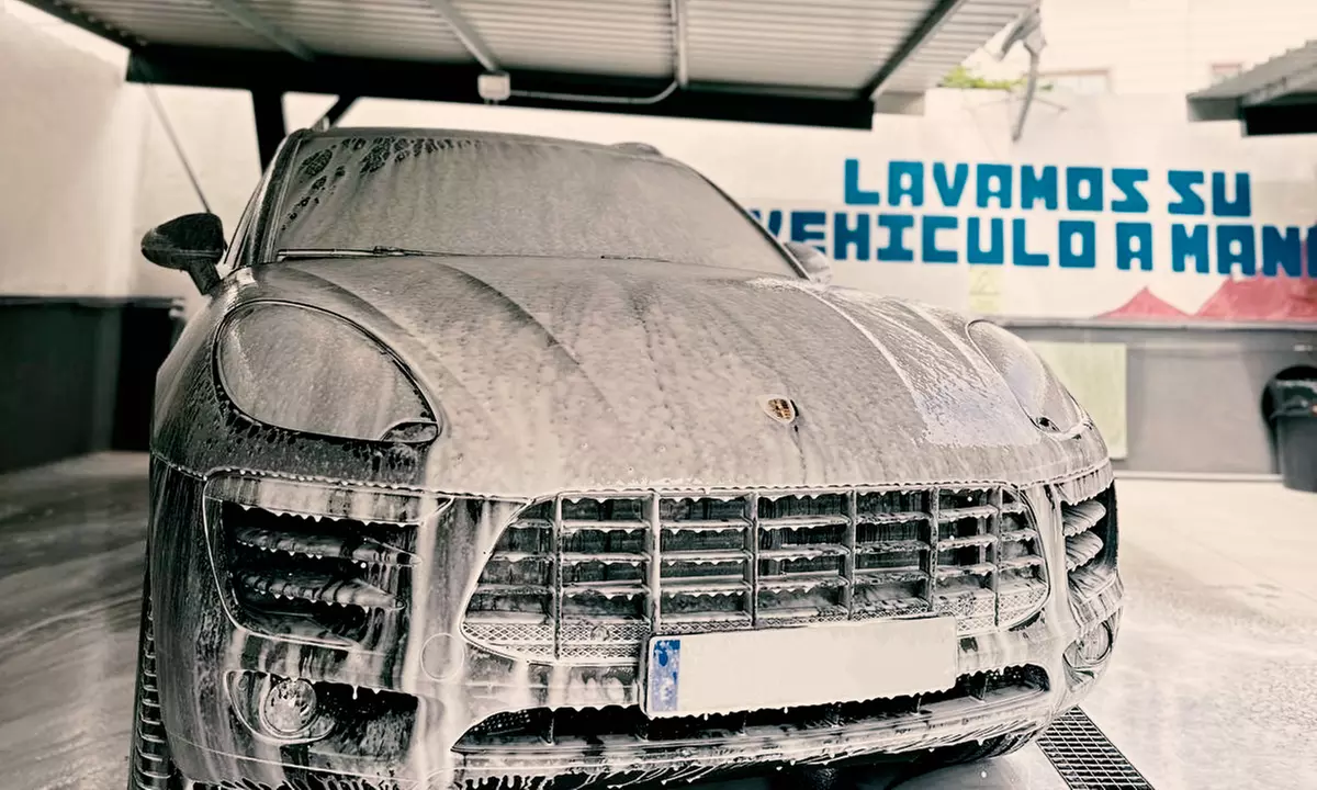 Lavado a mano exterior e interior, básico, completo, prémium, con llantas y tapicería - Primary Image