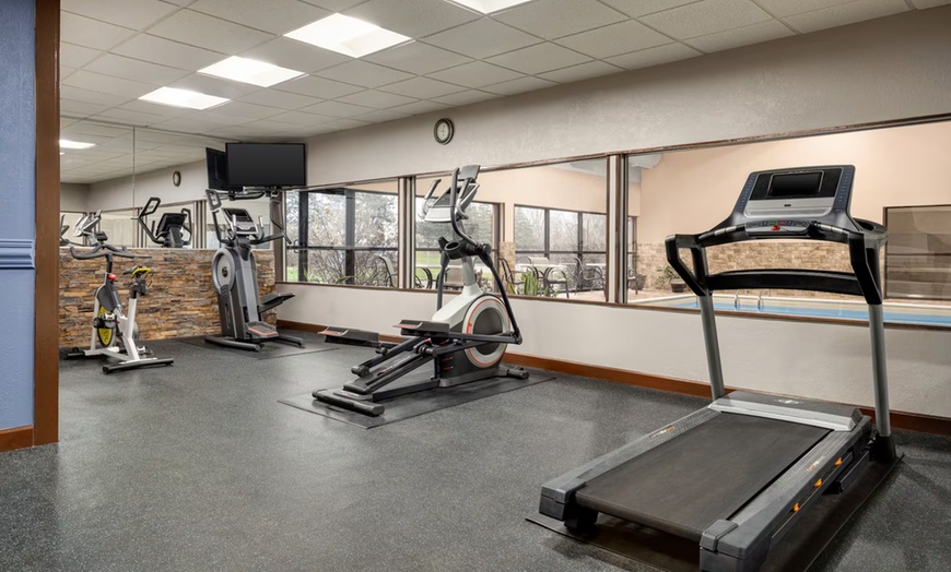 Image 12: Cozy Inn Near Grand Rapids Airport with Complimentary Breakfast