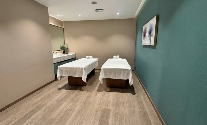 Image 2: 60-Minute Classic / Signature Spa Treatment OR 90-Minute Spa Treatment