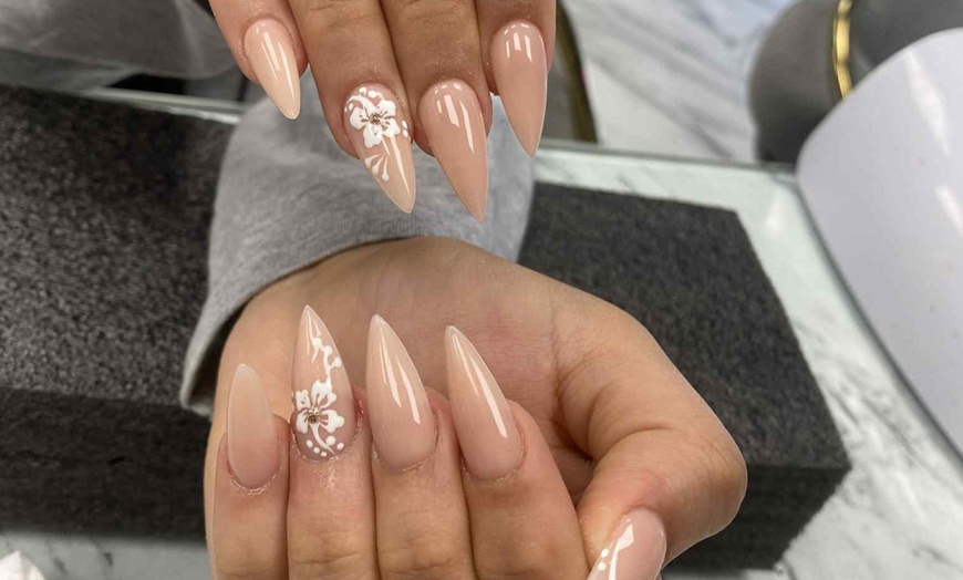 Image 5: Beauté des mains, vernis, pose de faux ongles ou spa au choix 