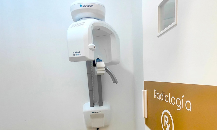Image 4: Revisión dental con limpieza y radiografía ortopantomografía 