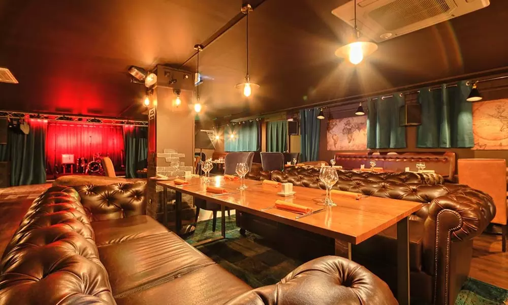 Dîner-spectacle avec entrée, plat et dessert pour 2 personnes à 59,90 € au restaurant L'Étage - Primary Image