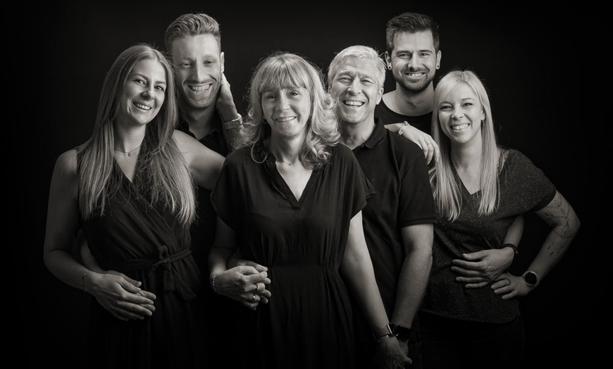 Image 1: Professionele groepsfotoshoot tot 15 personen in huiselijke studio