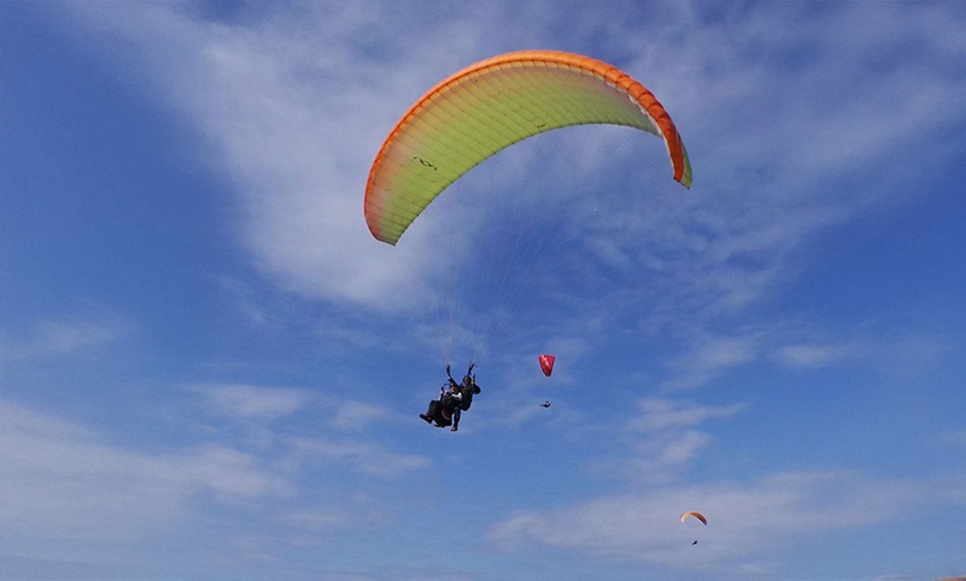 Image 1: Vuelo biplaza en parapente para una o dos personas en Galicia