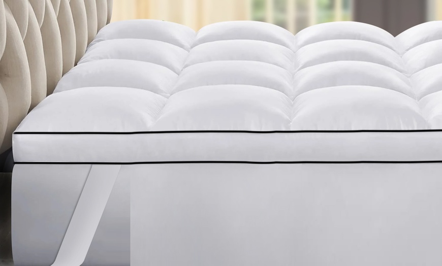 Image 2: Cubrecolchón de plumón de oca ligero de 7 cm de grosor