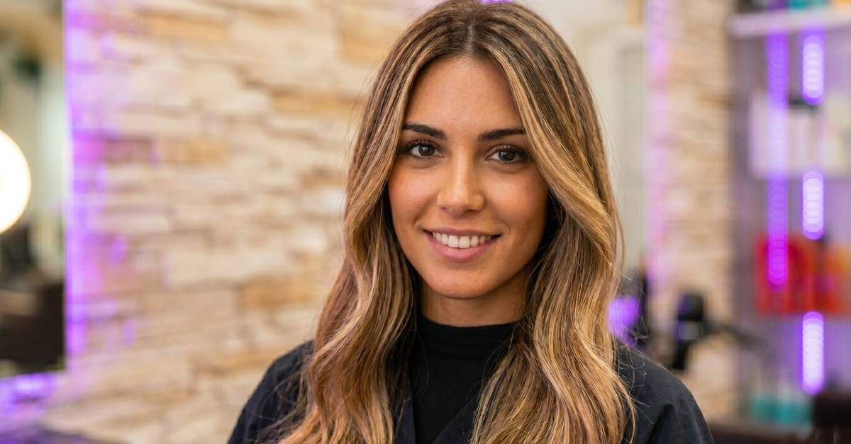 Sesión de peluquería con corte, tinte o mechas de raíz en Valencia