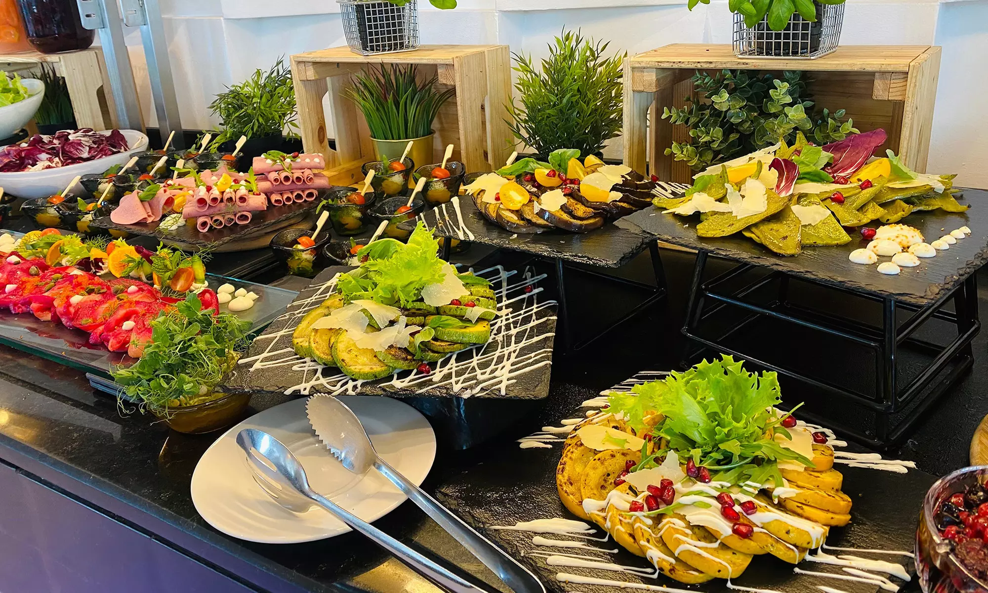 Enjoy a Lunch / Dinner Buffet w/ Beverages for Child/Adult at Silk Route, 4* Holiday Inn Abu Dhabi (Get 31% Off) - Primary Image