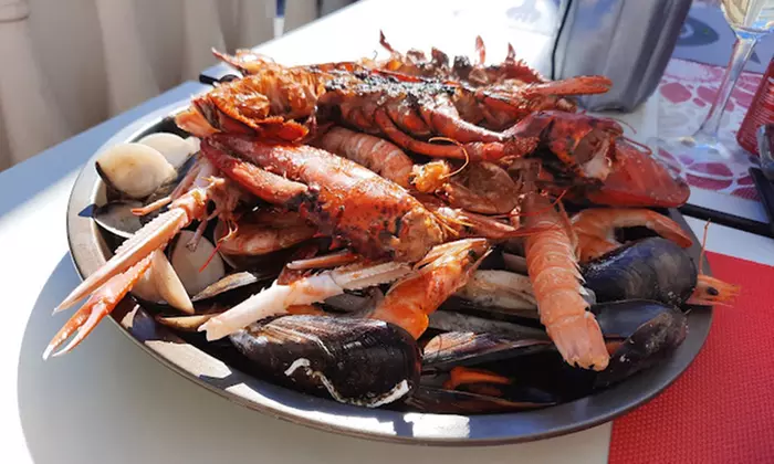 Mariscada con bogavante para 2 con vino en restaurante mediterráneo
