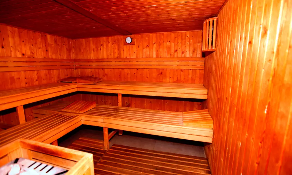 Circuito spa con opción a almuerzo o cena con bebida y masaje para 2