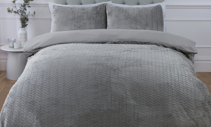 Image 1: Chevron Faux Fur Duvet Set