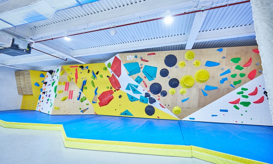 Image 2: ¡Escala sin límites! Acceso libre a rocódromo para niños o adultos 