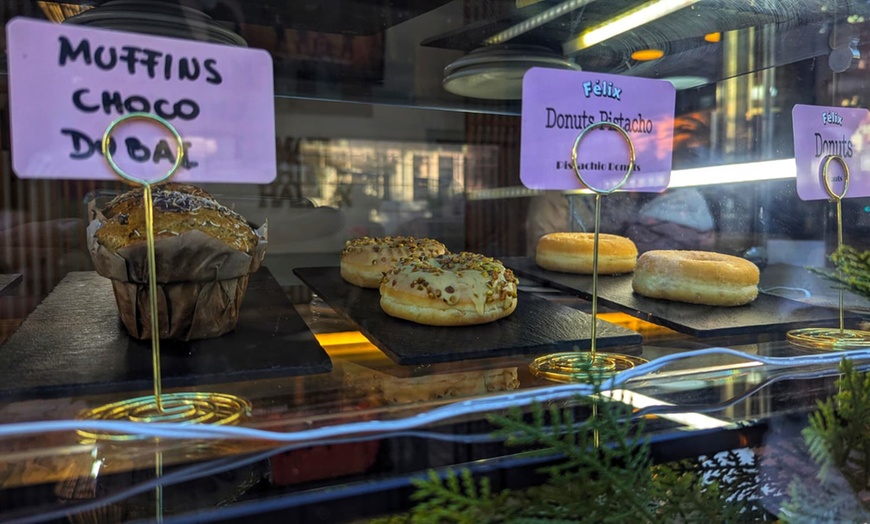 Image 16: Menú de brunch o merienda con platos salados, dulces, cafés y zumos