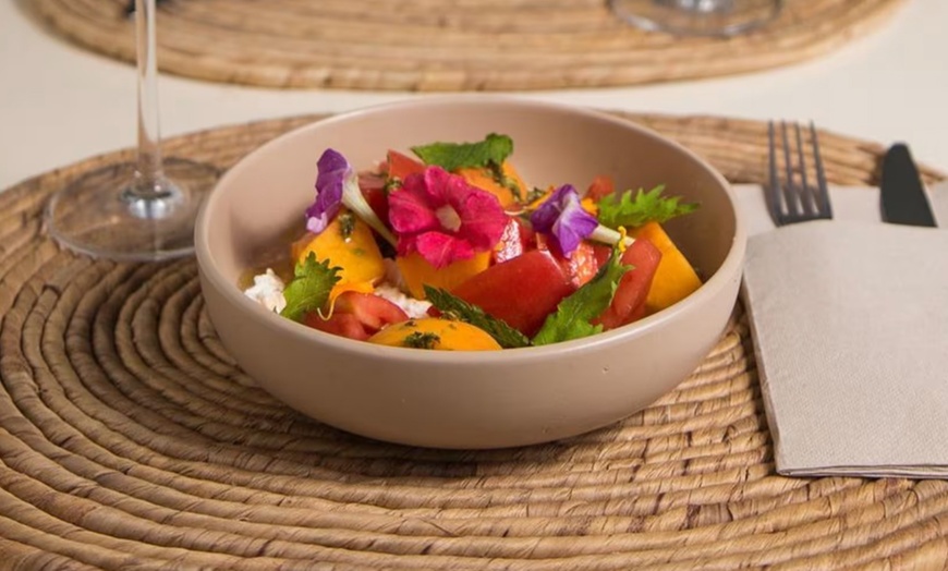 Image 10: Menú mediterráneo para 2 o 4 con postre y bebida o botella de vino