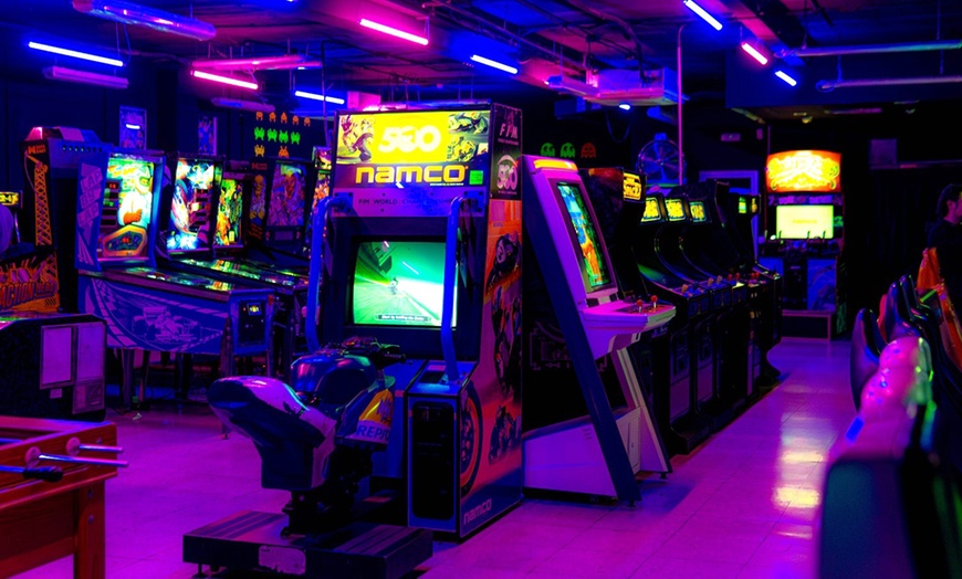 Image 4: Pase o descuento del 10 % para evento en sala de recreativos retro
