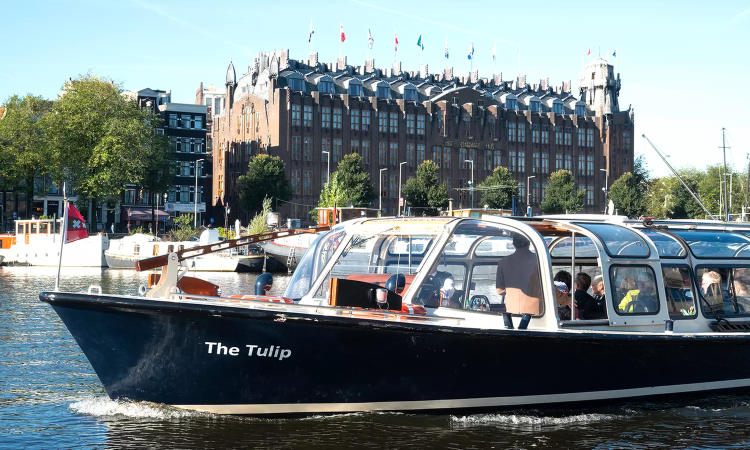 Rondvaart van 75 minuten door Amsterdam met daarna een burgermenu