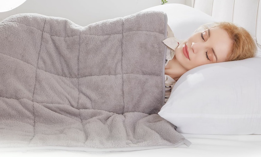 Image 10: Fleece Weighted Blanket for Adults in Various Colours and Sizes