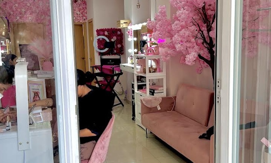 Image 3: Consigue una piel de porcelana con una limpieza facial a elegir para 1