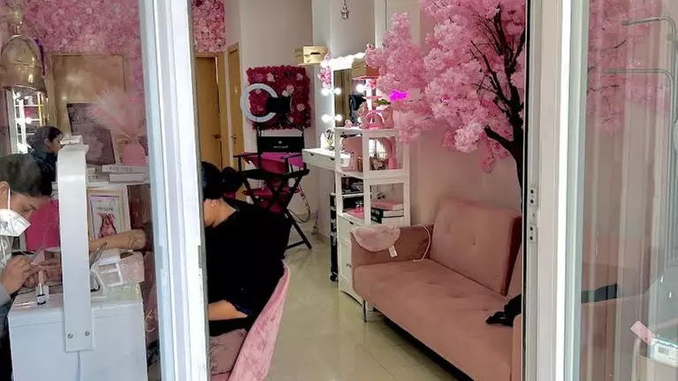 Consigue una piel de porcelana con una limpieza facial a elegir para 1