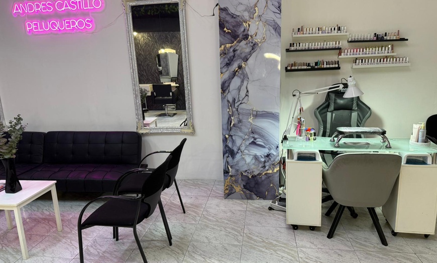 Image 4: Manicura y/o pedicura con esmaltado normal o semipermanente