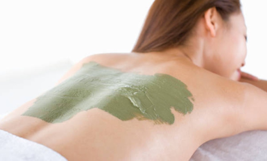 Image 3: 1 o 2 masajes de espalda con envoltura de arcilla y terapia de calor 