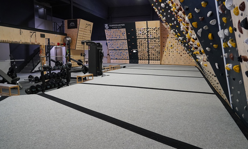 Image 2: Experiencia de escalada: entrada individual o para adultos y niños