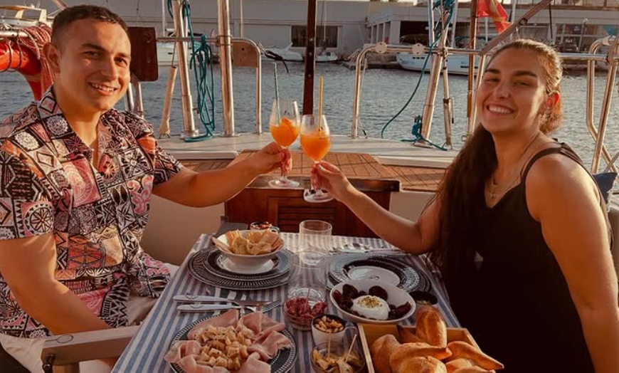 Image 3: Paseo en velero en grupo o privado con bebidas y picoteo para 1-4 pax.