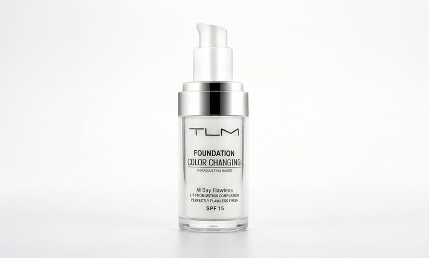 Image 11: Fondotinta liquido TLM con tecnologia di adattamento del colore
