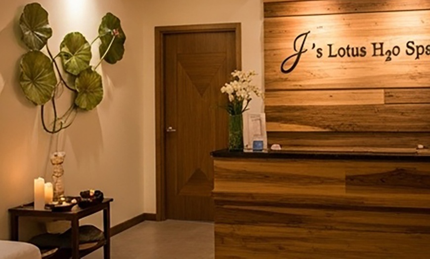 Image 3: Pampering package: Massage + Hot Towel + Aromatherapy + Foot Scrubbing