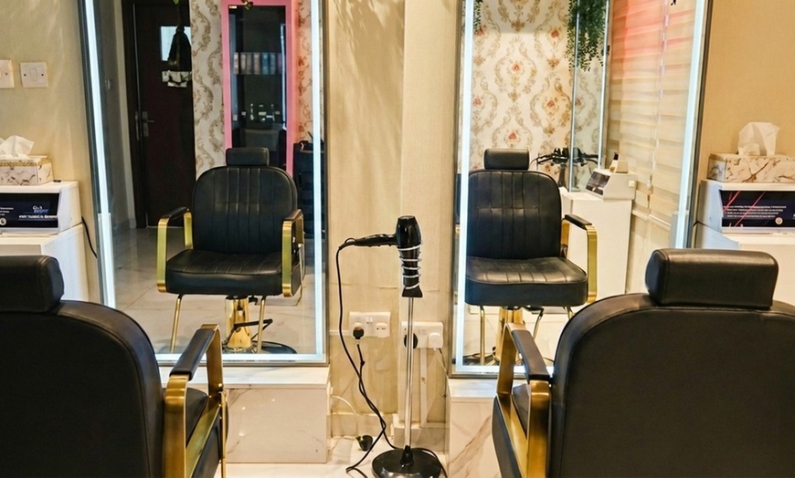 Image 5: Unwind with  30 or 60 Minutes Full Body Spa Treatment or Head Spa