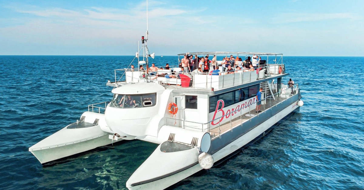 Excursión en catamarán con comida y baño en alta mar en Valencia