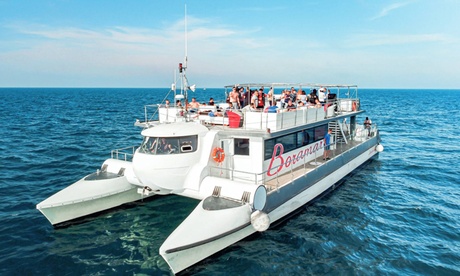 Para 1 senior: excursión en catamarán con comida y baño en alta mar