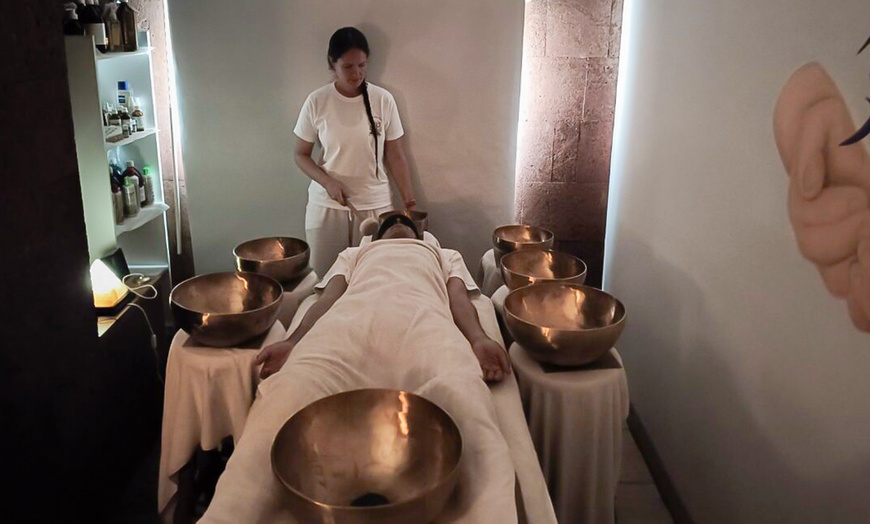 Image 10: Masaje con cuencos sonoros y reflexología podal para 1 o 2 personas 