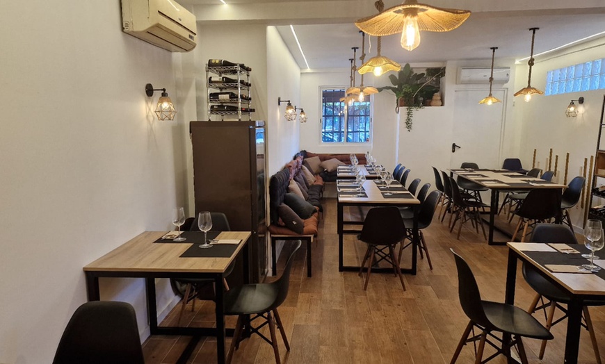 Image 8: Menú para 2 o 4 con entrante, principal, postre y botella de vino