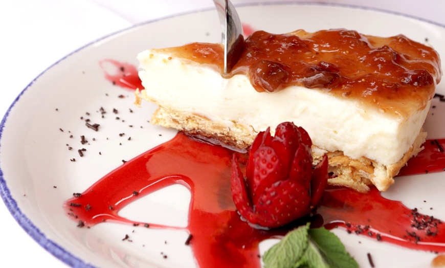 Image 13: Menú tradicional español con opción a botella de vino para 2 o 4