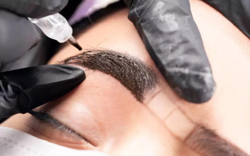 Microblading de cejas o micropigmentación en eyeliner o labios