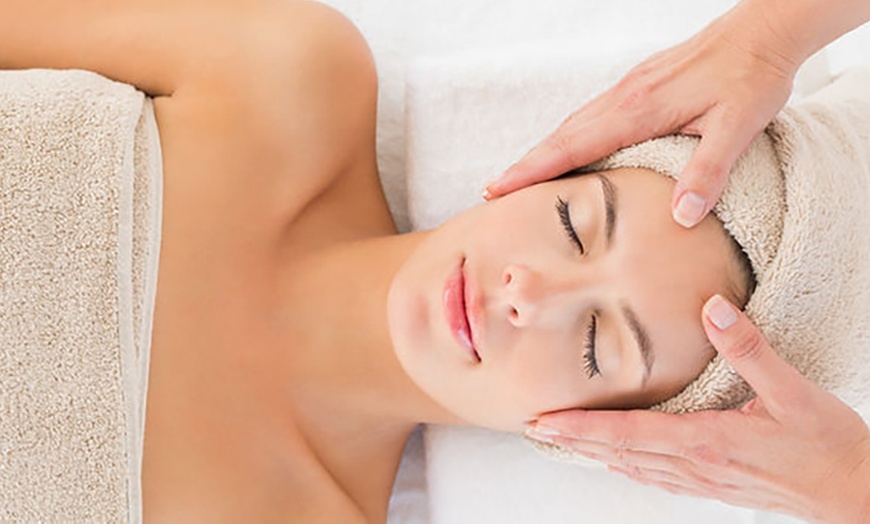 Image 2: Upto 68%Off on Facials at Divine Skin and Beauty 