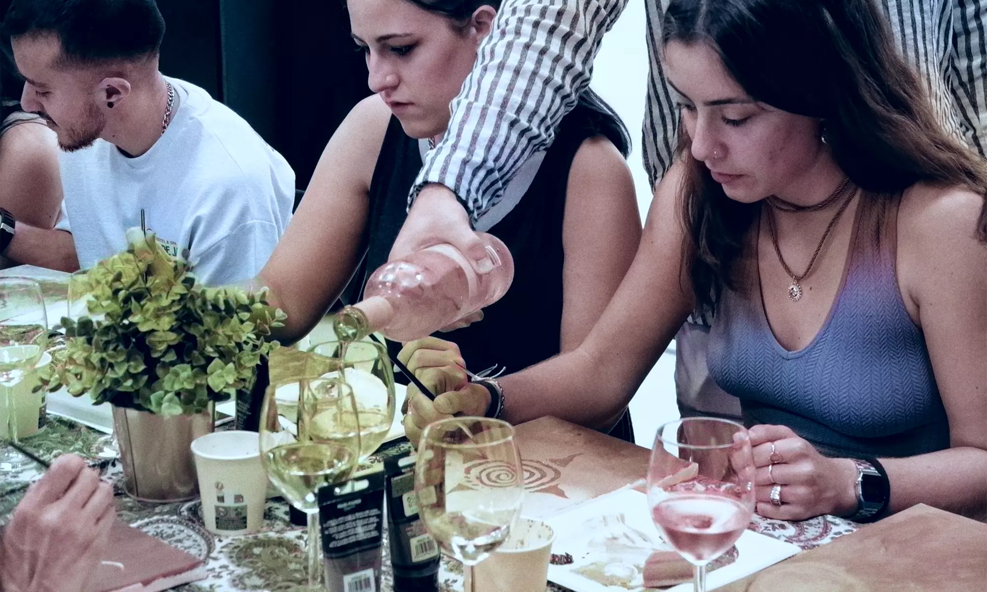 Taller de pintura introspectiva con vino para hasta 4 personas