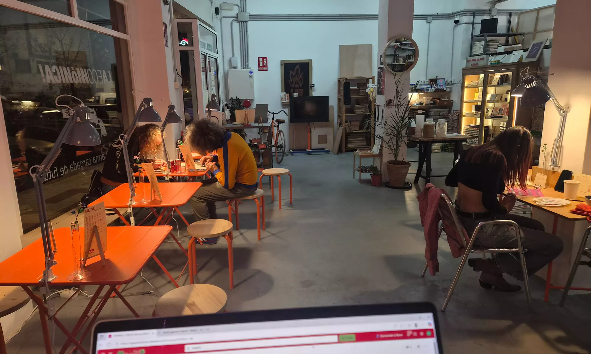 Taller creativo a elegir con bebida ilimitada para 1 o 2 personas