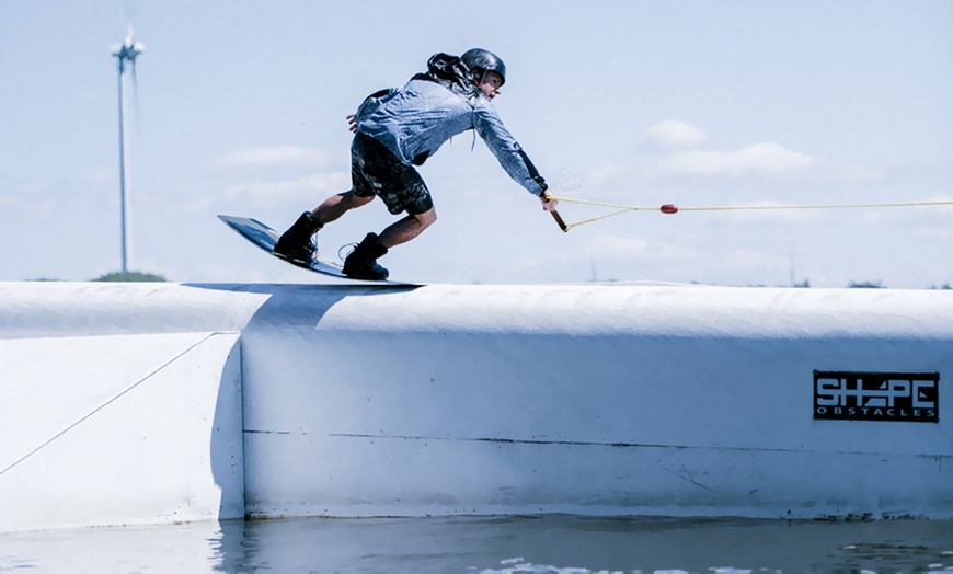 Image 4: Tageskarte Anfänger Wasserski / Wakeboard + Neoprenanzug & Einweisung 