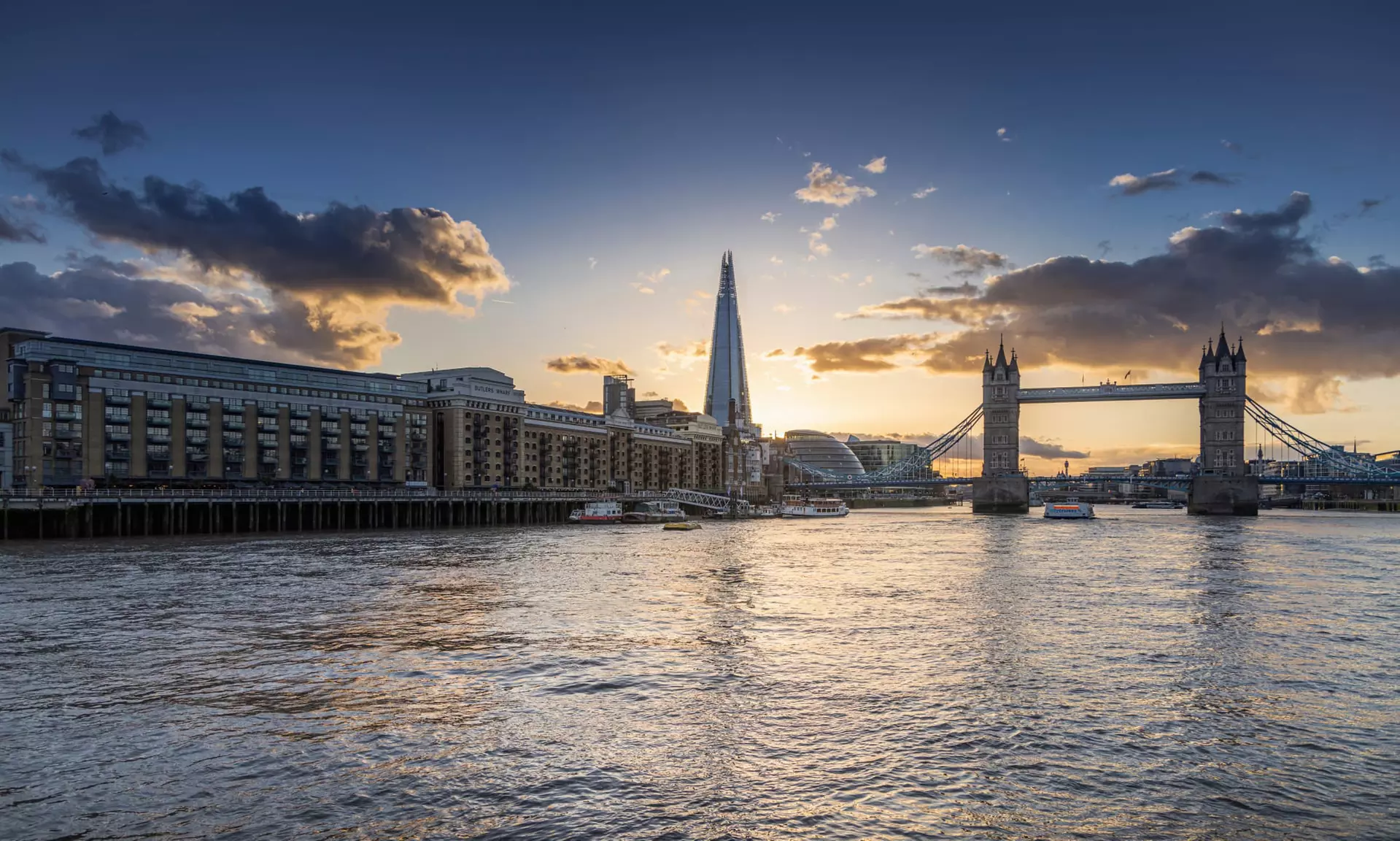 River cruise on the Thames with live music and canapés
