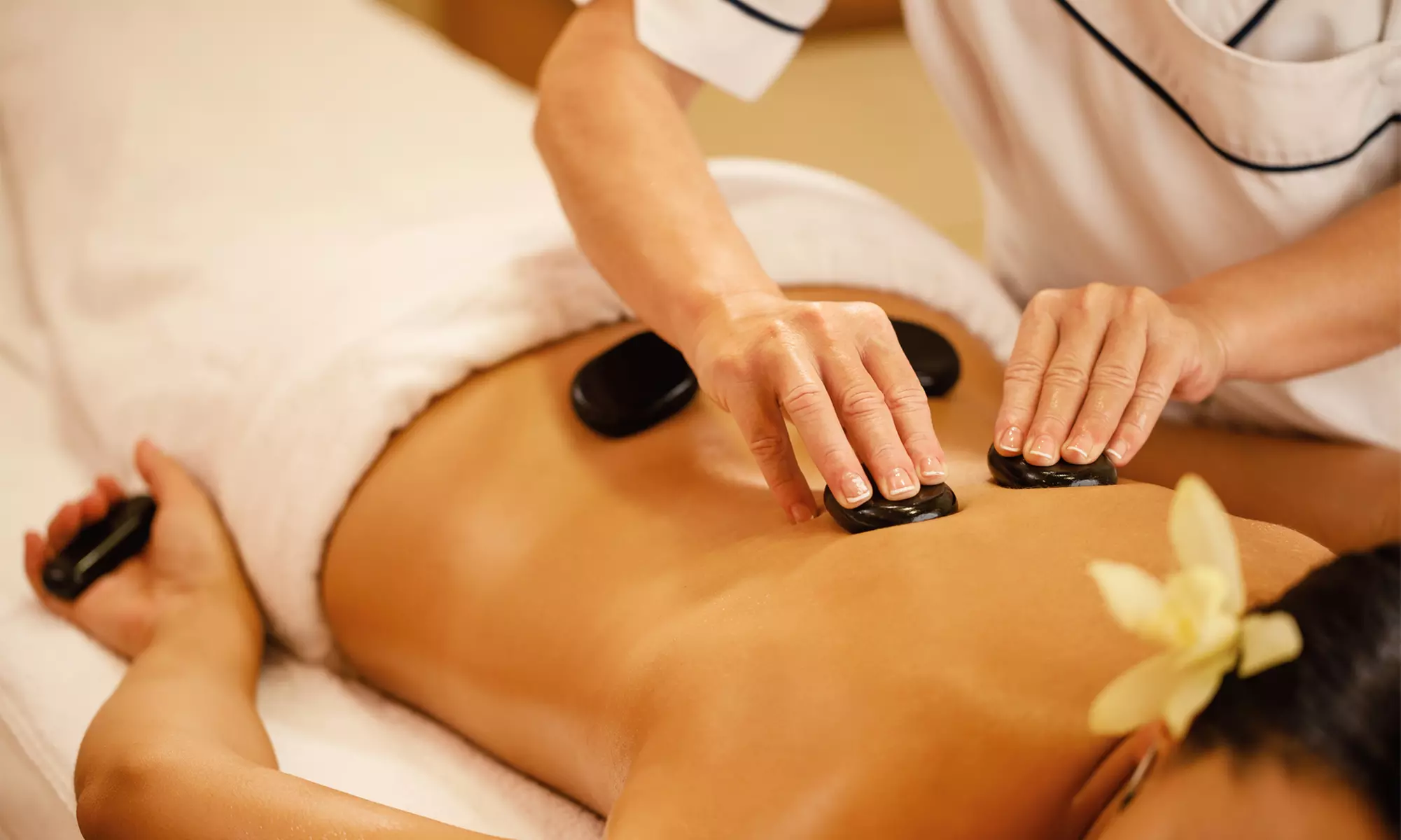 Sesiones de masaje relajante con piedras volcánicas y aromaterapia