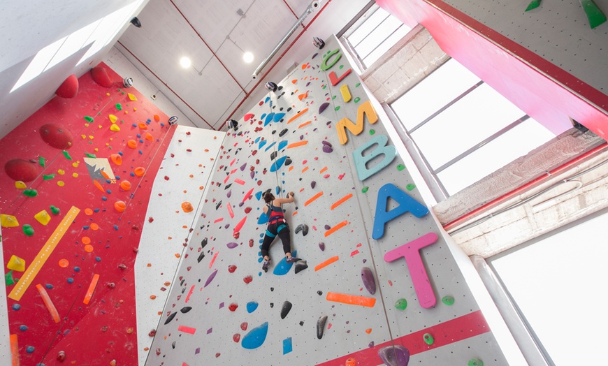 Image 6: ¡Escala sin límites! Acceso libre a rocódromo para niños o adultos 