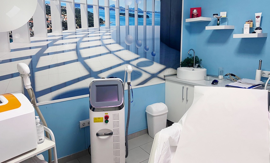 Image 3: Limpieza con microdermoabrasión, radiofrecuencia y masaje facial