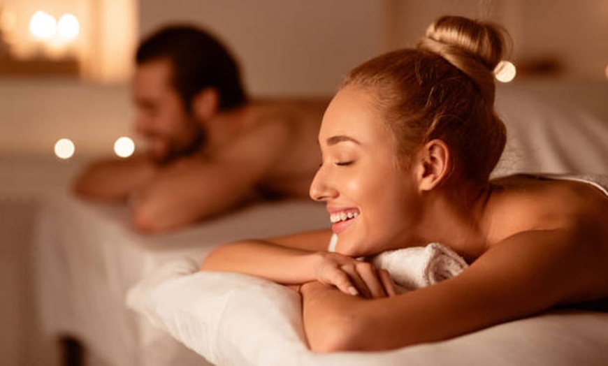 Image 1: Ritual de masaje en pareja con aromaterapia de duración a elegir